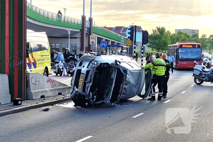 Auto belandt op zijkant, vrouw gewond
