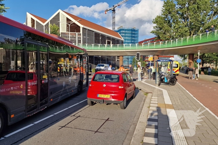 Auto belandt op zijkant, vrouw gewond