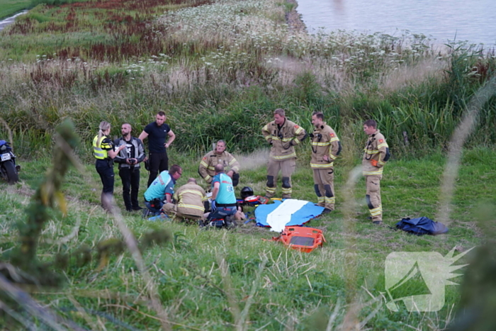 Motorrijder belandt onder aan dijk
