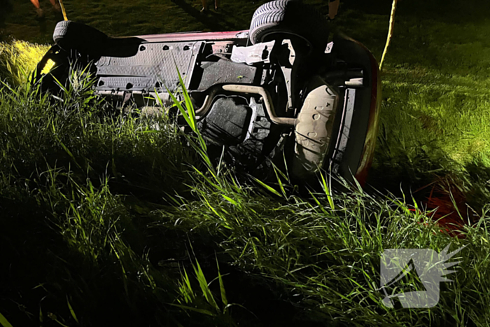 Automobilist komt tot stilstand in sloot