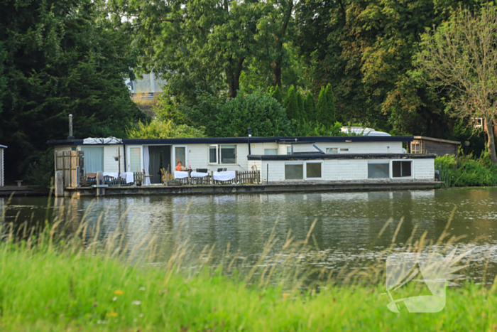 Woonhuis en woonboot gekraakt