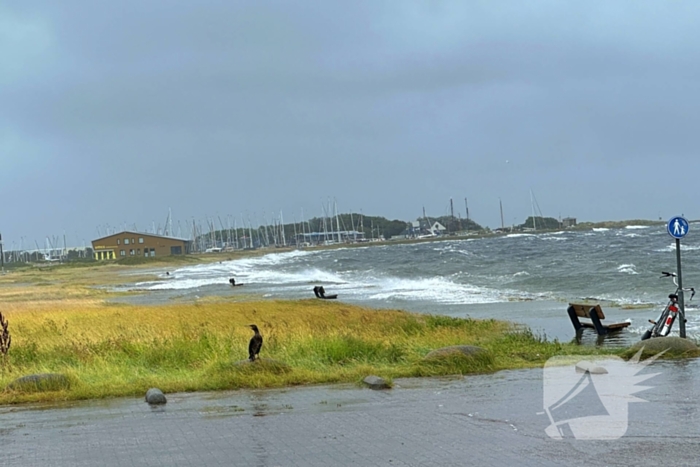 Rode vlag gehesen op strand, weercode geel afgegeven