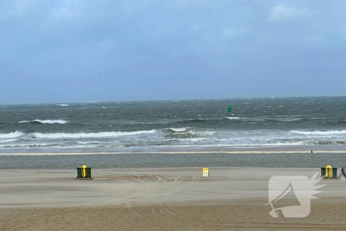 Rode vlag gehesen op strand, weercode geel afgegeven