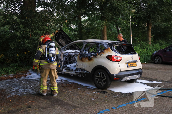 Gezochte auto na overval uitgebrand