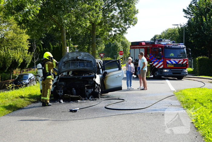 Auto brandt volledig uit tijdens rit