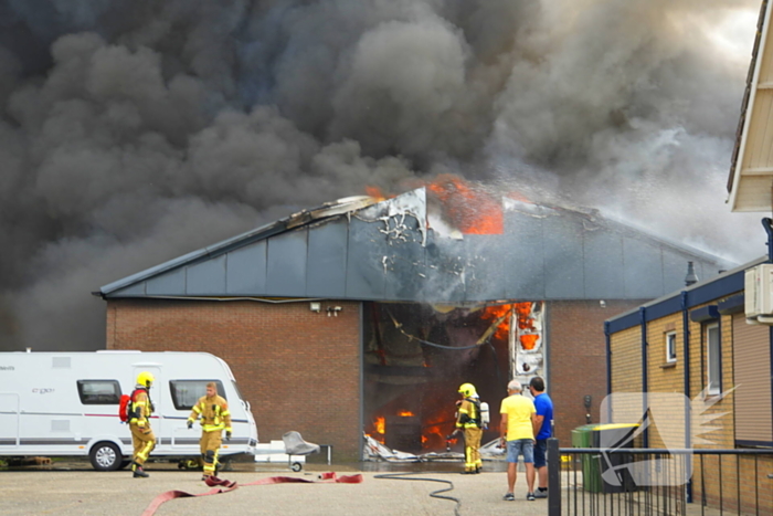 Rookontwikkeling bij zeer grote brand in loods
