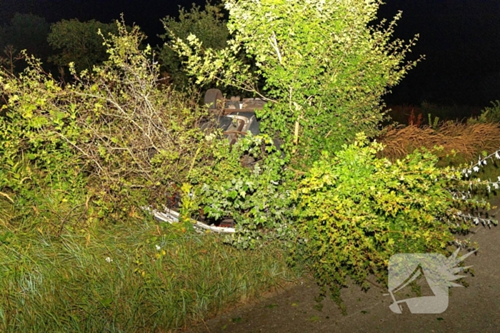 Auto belandt op de kop in bosschages
