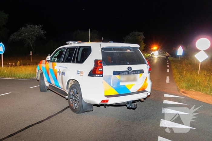 Auto belandt op de kop in bosschages