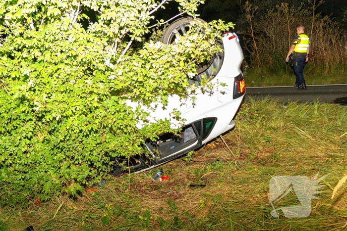 Auto belandt op de kop in bosschages