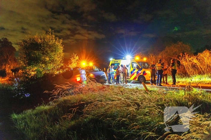 Auto belandt op de kop in bosschages