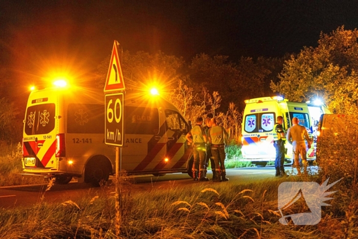 Auto belandt op de kop in bosschages
