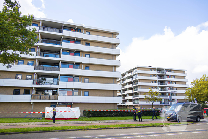 Persoon overlijdt na val van flatgebouw
