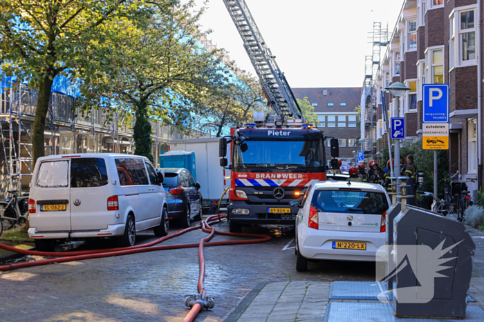Zwarte rookwolken bij grote brand op dak van woning