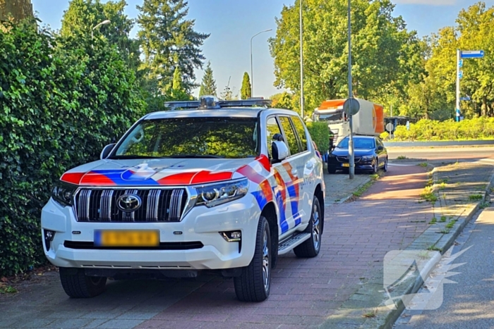 Fietser en auto in botsing bij rotonde