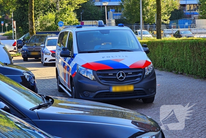 Arrestatieteam houdt persoon aan achter pand