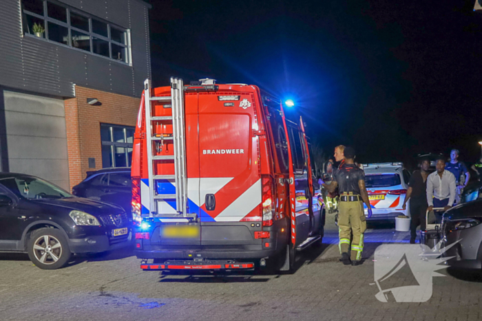 Auto kraker springt in water nadat hij betrapt werd