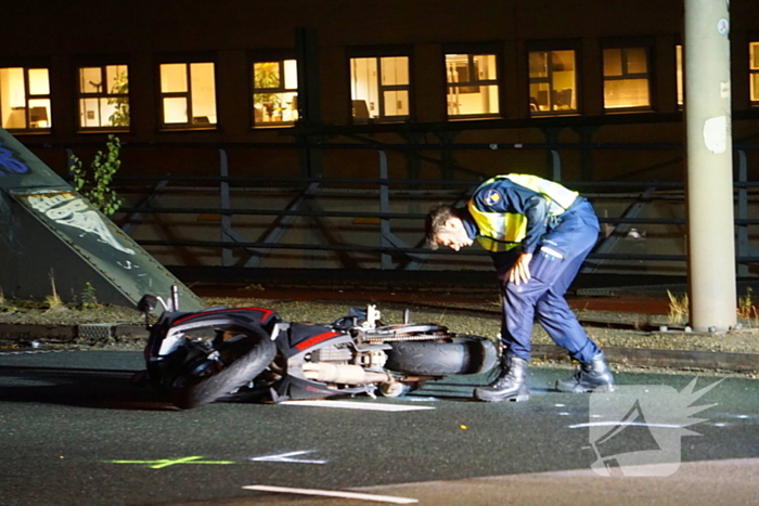 Motorrijder zwaargewond bij botsing met bus