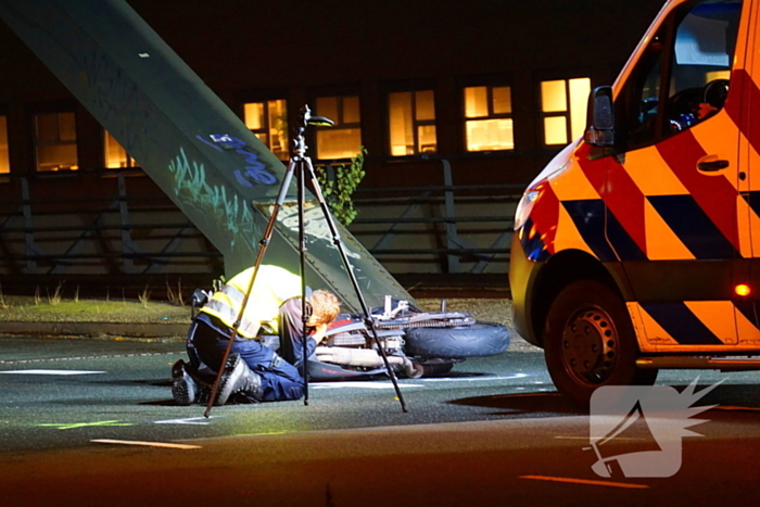 Motorrijder zwaargewond bij botsing met bus