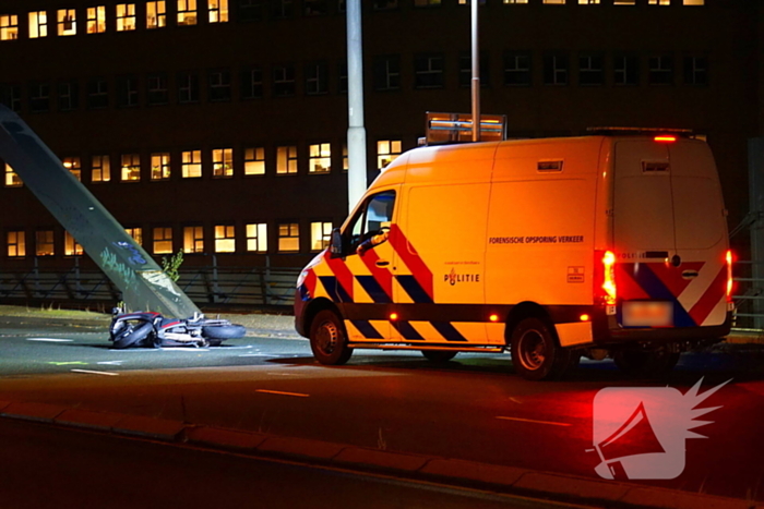 Motorrijder zwaargewond bij botsing met bus