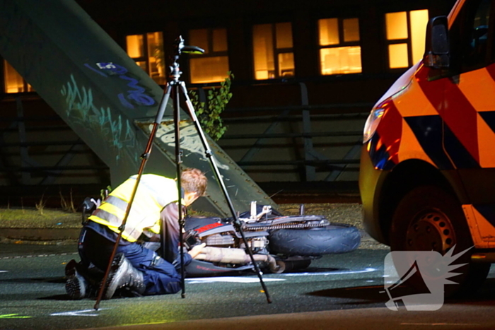 Motorrijder zwaargewond bij botsing met bus