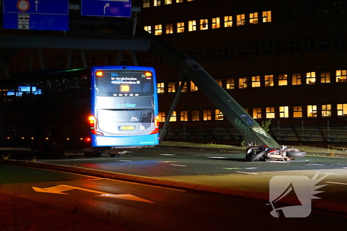 Motorrijder zwaargewond bij botsing met bus