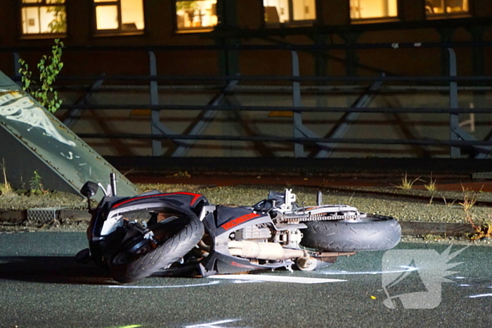 Motorrijder zwaargewond bij botsing met bus