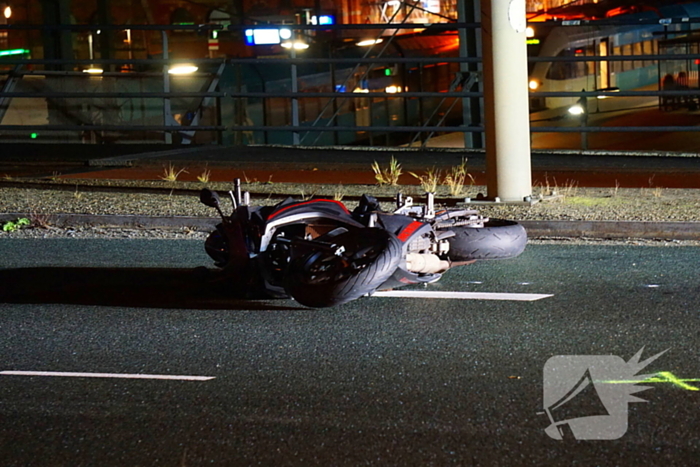 Motorrijder zwaargewond bij botsing met bus