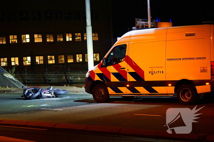 Motorrijder zwaargewond bij botsing met bus