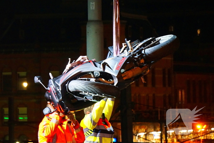 Motorrijder zwaargewond bij botsing met bus