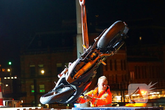 Motorrijder zwaargewond bij botsing met bus