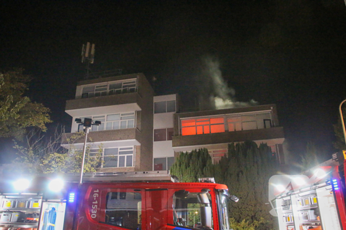 Auto op de kop bij brandend schoolgebouw tijdens grote brandweeroefening