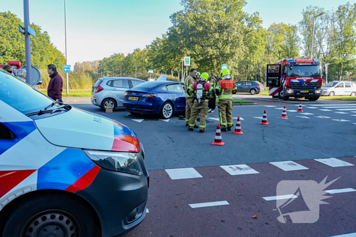 Auto's botsen op elkaar bij kruising