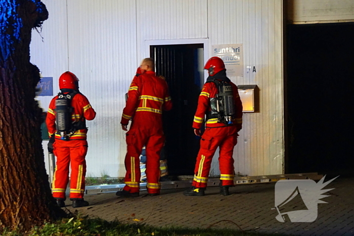 Brand in een gebouw bij een fabriek