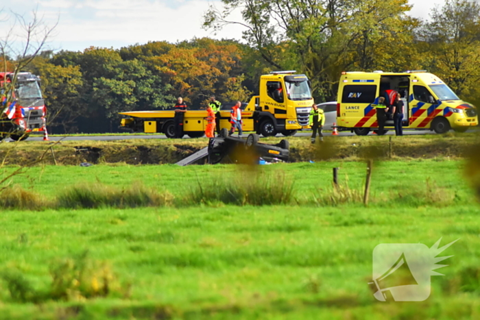 Auto belandt ondersteboven in droge sloot