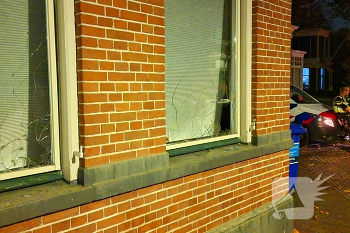 Meerdere ruiten met hamer ingeslagen