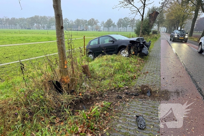 Vrouw raakt van de weg en eindigt in sloot na botsing