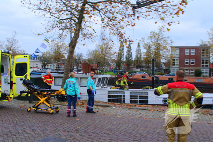 Brandweer hijst persoon uit boot