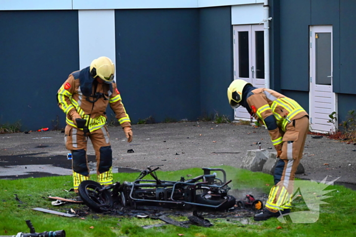 Scooter volledig uitgebrand naast pand