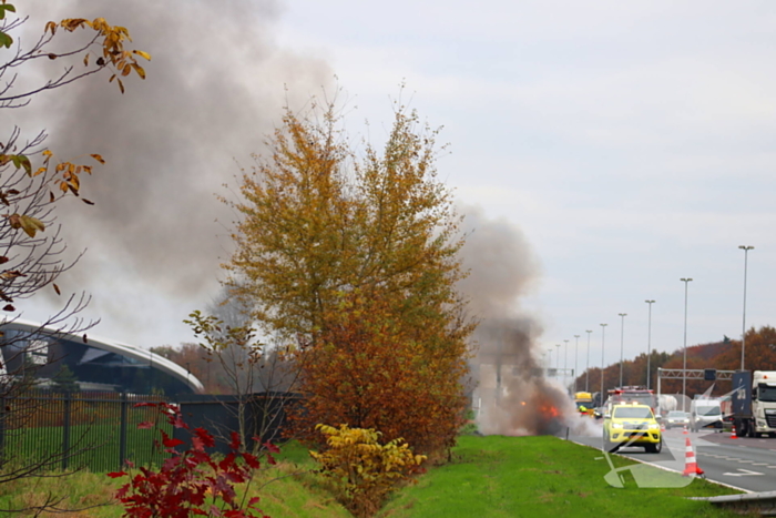 Auto volledig verwoest door brand op snelweg