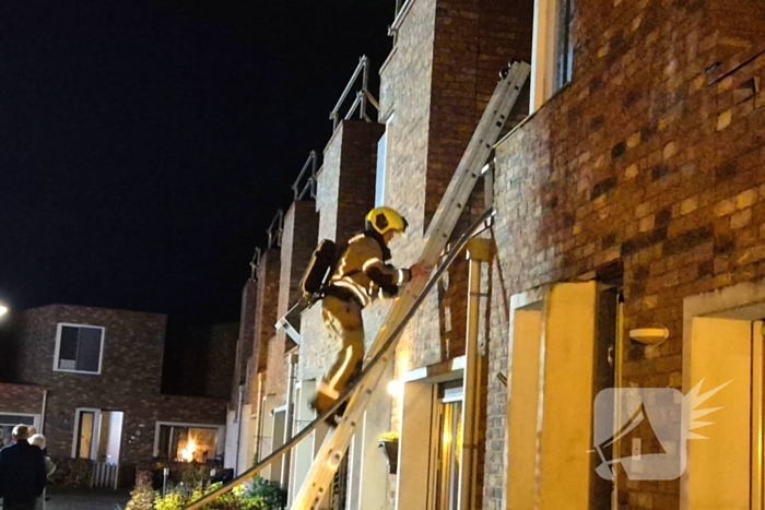 Brandweer blust brand op dak