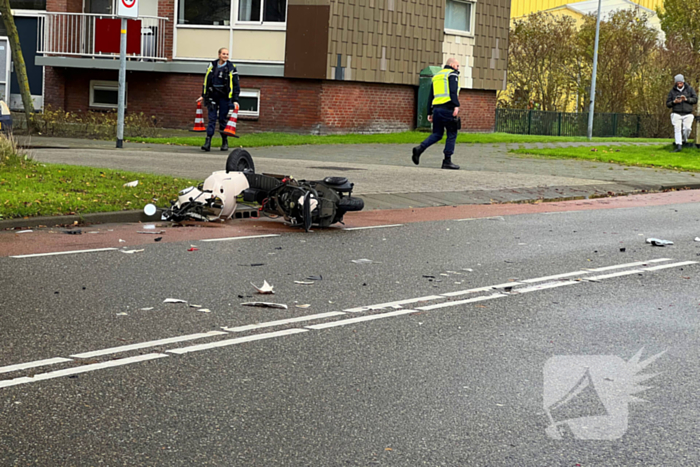 Scooterrijder springt van scooter vlak voor aanrijding