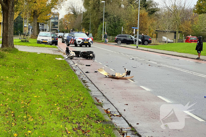 Scooterrijder springt van scooter vlak voor aanrijding
