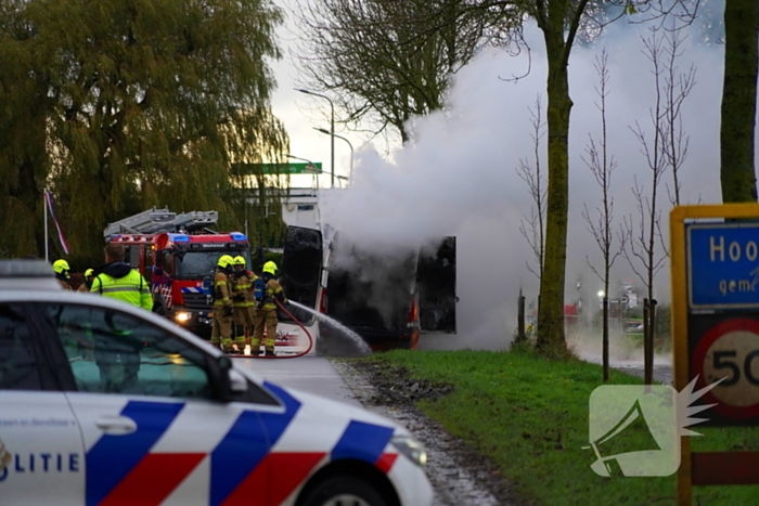 Brandweer blust brand in bestelbus