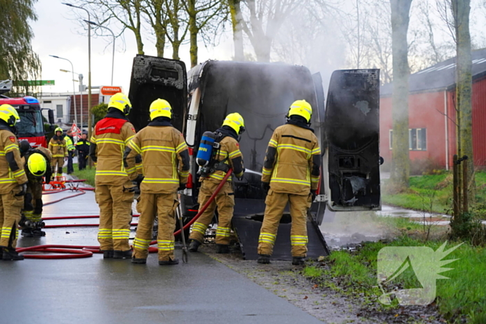 Brandweer blust brand in bestelbus