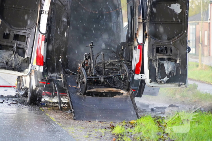 Brandweer blust brand in bestelbus