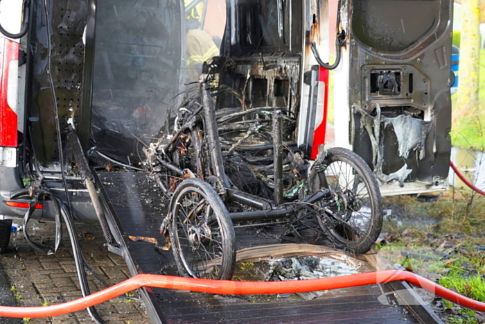 Brandweer blust brand in bestelbus