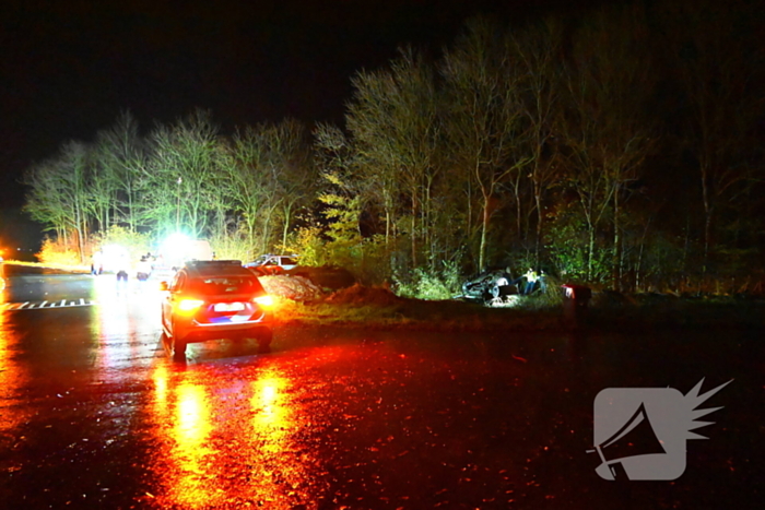 Auto komt op de kop tot stilstand