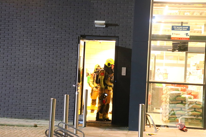 Brandweer ramt deur van bouwmarkt open wegens rookontwikkeling