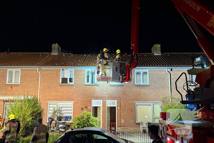 Brandweer ontdekt hennepkwekerij tijdens blussen van zolderbrand, bewoner aangehouden