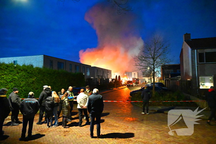 Brandweer trekt terug bij grote brand in garageboxen, instortingen door explosies